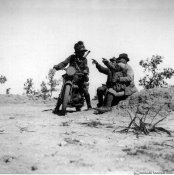 10_Bersagliere motociclista nel deserto parla con dei civili nella primavera 1942.jpg