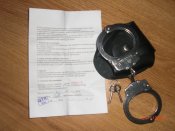 Продам одним лотом наручники и резиновую дубинку.