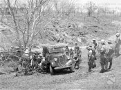 2_Gruppo di militari della colonna Starace spinge un autocarro Etiopia 04-1936.jpg