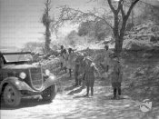 3_Gruppo di ufficiali della colonna Starace ripreso accanto a un autocarro Etiopia 04-1936.jpg