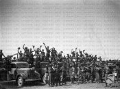 5_Reparto di legionari che salutano festosamente sventolando i cappelli Somalia 05-1936.jpg