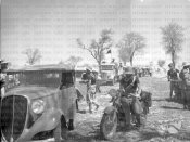 8_Uomini e automezzi della colonna Starace ripresi durante una sosta in una piana di stoppie.jpg
