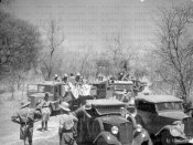 9_Automezzi della colonna Starace ripresi durante una sosta lungo  Etiopia 04-1936.jpg