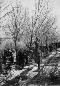 3_Colonna di soldati motociclisti su una strada innevata nell'autunno-inverno 1941.jpg