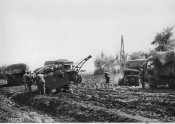 4_Soldati al lavoro di spalamento del fango da una strada nella zona del Donez in Ucraina.jpg