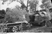 Bundesarchiv Bild 101I-175-1271-39, Griechenland, Schutzenpanzer im Gelande палатка-9.jpg