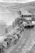 3_Gruppo di militari e legionari italiani tira alla fune un autocarro 05-1936.jpg