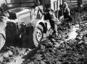 4_Nostri_camion_militari_nel_fango_del_fronte_russo.jpg