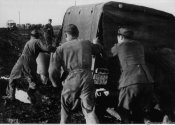 5_Autoveicolo militare impantanato sulla rotabile Oligopol-Balta in Ucraina nell'estate 1941.jpg