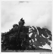 3_Bersaglieri nella zona delle Alpi occidentali nel giugno 1940.jpg