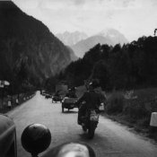 4_Reparto di bersaglieri nella zona del Piccolo San Bernardo nel giugno 1940.jpg