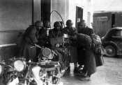 9_Soldati nella zona del Colle della Maddalena nel giugno 1940.jpg