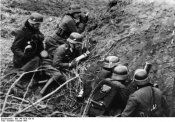 Bundesarchiv_Bild_146-1976-128-18%2C_Kriegsberichter_mit_Mikrofon.jpg