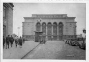 Группа гуляющих немецких солдат, на фоне оперного театра..jpg