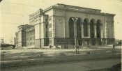 А вот и незабвенный оперный театр. В 1942 году слева стояла полицейская будочка, к весне 43 она .jpg