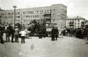 сбитый самолет ЛаГГ-3. За ним видно здание, на месте которого в 1952 году было построено здание .jpg