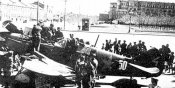 Тот же самолет, только вид направо от театра. Вдалеке виднеется гостиница «Донбасс».jpg
