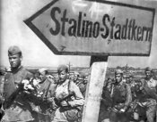 Советские войска на подходе к Сталино.jpg