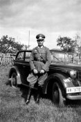 Немецкий офицер и автомобиль «Опель-Олимпия»..jpg
