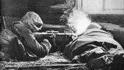 Финский солдат ведет огонь из ручного пулемета Лахти-Салоранта М-26.jpeg