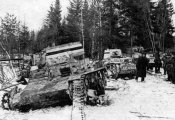Финские танки «Виккерс» подбитые в районе станции Перо.jpg