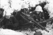 Расчет пулемета MG-34, установленного на станке, на позиции.jpeg