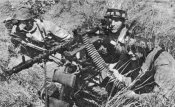Немецкие десантники на позиции с пулеметом MG-34.jpg
