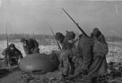 Советские солдаты осматривают наблюдательный колпак захваченного финского ДОТа.jpeg