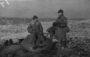 Советские солдаты рядом с наблюдательным колпаком захваченного финского ДОТа.jpeg