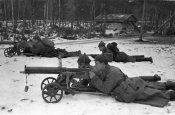 Советские расчеты двух пулеметов Максима приготовились к бою на временной позиции.jpeg