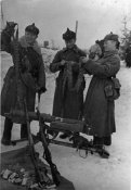 Советские пограничники осматривают трофейное финское оружие.jpeg