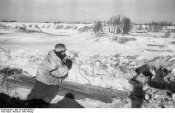 Bundesarchiv Bild 101I-004-3634-31, Russland, Cholm, Soldat im Schnee.jpg