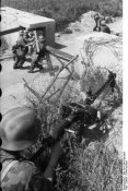 Bundesarchiv_Bild_101I-299-1808-08A,_Nordfrankreich,_Schranke,_Soldat_mit_MG_15.jpg