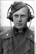 400px-Bundesarchiv_Bild_101I-140-1210-03A,_Panzersoldat_mit_Kopfhörer.jpg