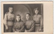Боец и три девушки бойца. 1945г..jpg