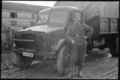 Soldat am LKW.jpg