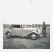 Wehrmacht mit Dolch vor Adler.JPG