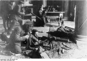 1385136698-bundesarchiv_bild_146-1976-067-30a_revolution_in_berlin_soldaten_im_kampf_1.jpg