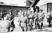 Bundesarchiv_Bild_101III-Weill-058-24,_Metz,_Heinrich_Himmler_mit_Offizieren max und peiper.jpg