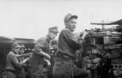 Warschauer_Aufstand,_Soldaten_in_Deckung.jpg