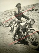 4_1943 UFFICIALE REGIO ESERCITO SU MOTO MILITARE IN TUNISIA AOI WW2.jpg
