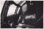 Pilot in Flugzeug.JPG