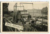 Mercedes_LKW_am_Kran_h_ngend_bei_Schiffs_Verladu.jpg