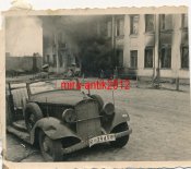 Foto_Wehrmacht_Soldaten_und_Pkw_vor_brennenden.jpg