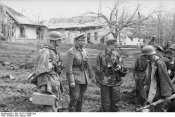 Bundesarchiv_Bild_101I-711-0428-28A,_Russland,_Oberst_Lorenz_mit_Soldaten.jpg