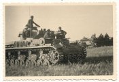 Panzer_IV_Kampfwagen_13_Panzer_Div_Gefechtsfel.jpg