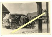 2_WK_WH_Soldaten_Offz_mit_KFZ_Auto_K_belwagen.jpg
