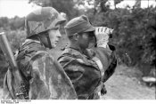 Bundesarchiv,_Soldaten_mit_Fernglas.jpg