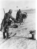 Bundesarchiv_Bild_101I-002-3362-13_Russland_Feldkabel_mit_Schlitten_verlegt.jpg