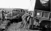 1_Il generale Giovanni Messe con un gruppo di soldati su una strada fangosa in Russia.jpg